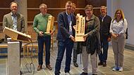 Sven Pastowski &uuml;berreicht den symbolischen Spendenscheck an Pfarrerin Elke Dollinger. Hinten (v.l.): Kantor Gerald Fink, Dieter Weidlich, Oliver Sch&uuml;rrle, Uwe Aegerter und Ute Stopfer.