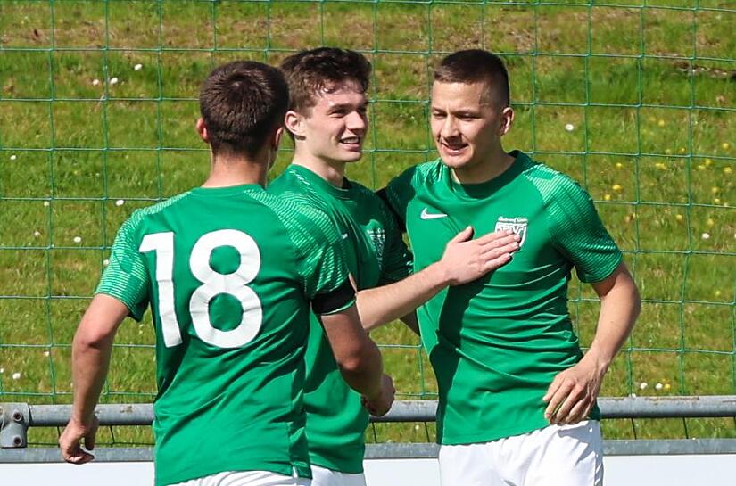 Ein schönes Bild: Die Neukenrother feiern einen wichtigen Treffer von Jonas Nickol (rechts). Durch bessere Chancenverwertung, wie Trainer Thomas Lipfert anmahnt, könnte es mehr solcher Momente in der Bezirksliga-Saison geben.