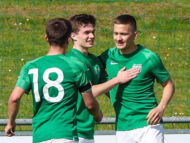 Dank eines Doppelpacks von Jonas Nickol (rechts) hat der TSV Neukenroth sich im Pokal-Achtelfinale im Lokalduell gegen den FC Stockheim durchgesetzt. Dank eines Doppelpacks von Jonas Nickol (rechts) hat der TSV Neukenroth sich im Pokal-Achtelfinale im Lokalduell gegen den FC Stockheim durchgesetzt.