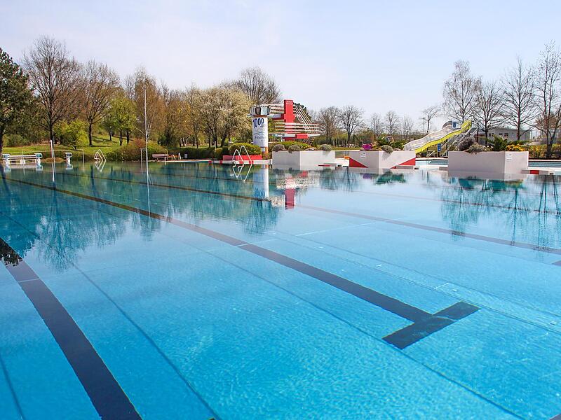 Das Schwimmbecken im Freibad Höchstadt. Das Schwimmbecken im Freibad Höchstadt.