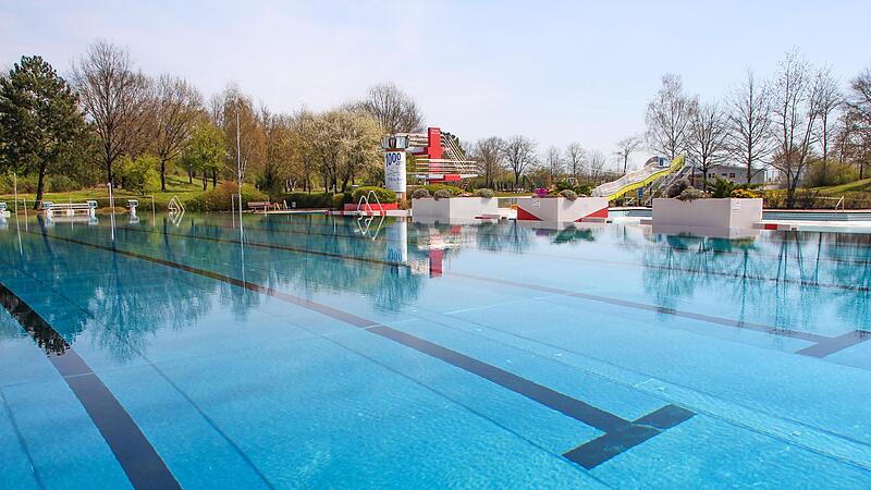 Das Schwimmbecken im Freibad H&ouml;chstadt.