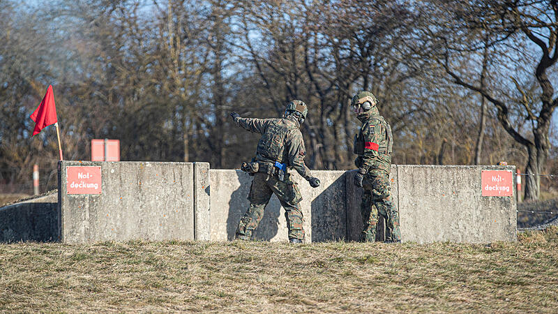 Die Rekruten &uuml;bten, mit der Handgranate zu werfen.