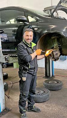 Im ortsansässigen Betrieb Auto-Egloffstein konnten die Schüler den Arbeitsplatz des Kfz-Mechatronikers erkunden. Im ortsansässigen Betrieb Auto-Egloffstein konnten die Schüler den Arbeitsplatz des Kfz-Mechatronikers erkunden.