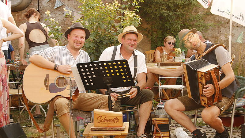 Schmetz sorgte mit seiner Wirtshausmusik im Hof der Keidels f&uuml;r gute Stimmung.