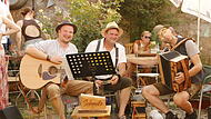 Schmetz sorgte mit seiner Wirtshausmusik im Hof der Keidels für gute Stimmung. Schmetz sorgte mit seiner Wirtshausmusik im Hof der Keidels für gute Stimmung.