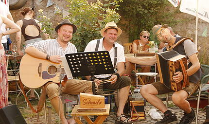 Schmetz sorgte mit seiner Wirtshausmusik im Hof der Keidels f&uuml;r gute Stimmung.