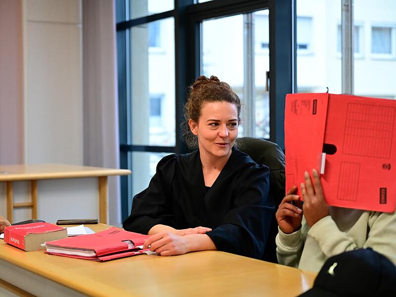 Rechtsanwältin Lara Baumann aus Bamberg und der Angeklagte