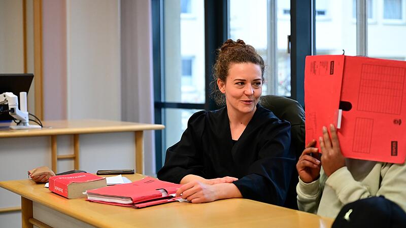 Rechtsanwältin Lara Baumann aus Bamberg und der Angeklagte
