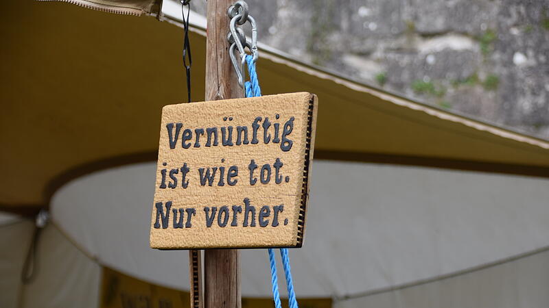 Viele Bilder: Die Rosenmesse auf der Festung Rosenberg bezaubertViele Bilder: Die Rosenmesse auf der Festung Rosenberg bezaubert
