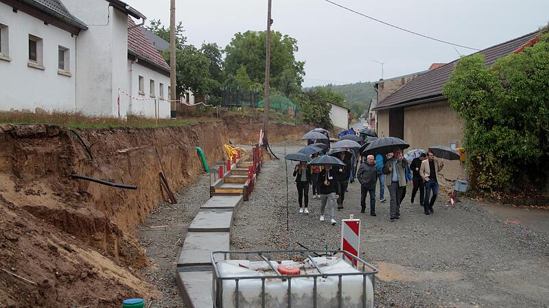 In Wagenhausen gleicht der Stra&szlig;enbau derzeit einem Tagebau: Die Generalsanierung &uuml;ber und unter der Erde soll im laufenden Jahr abgeschlossen werden.