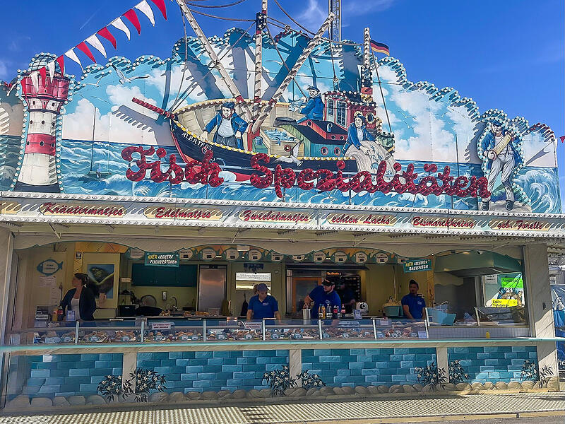 Seit 35 Jahren verkaufen die Hellbergs aus Weisendorf Fischspezialit&auml;ten auf der Erlanger Bergkirchweih. Das Bild zeigt einen ihrer Verkaufw&auml;gen auf dem N&uuml;rnberger Volksfest im April 2026.