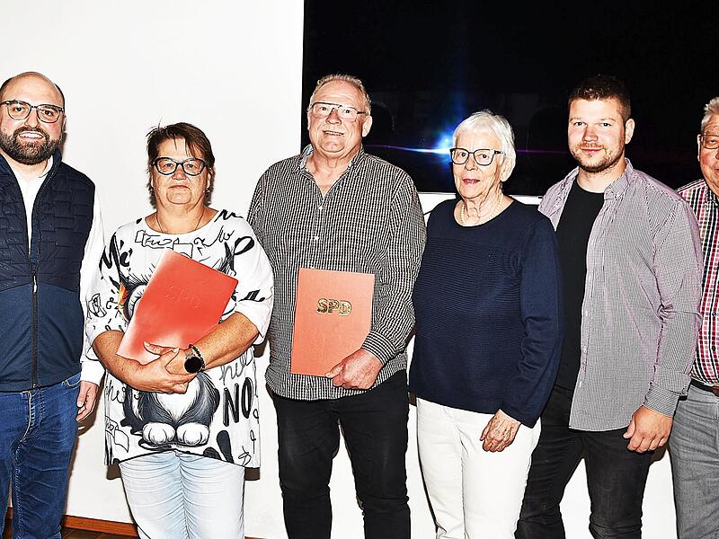 In der Jahreshauptversammlung des SPD-Ortsvereins von Altenkunstadt galten Claudia Allmich und Vorsitzendem Karlheinz Hofmann ein besonderer Dank, wobei die Auszeichnung (von links) im Beisein des SPD-Kreisvorsitzenden Sebastian M&uuml;ller, durch die ...