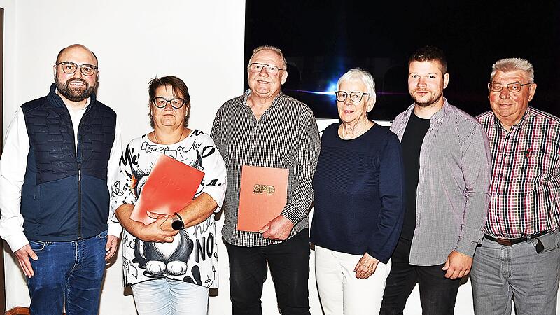 In der Jahreshauptversammlung des SPD-Ortsvereins von Altenkunstadt galten Claudia Allmich und Vorsitzendem Karlheinz Hofmann ein besonderer Dank, wobei die Auszeichnung (von links) im Beisein des SPD-Kreisvorsitzenden Sebastian M&uuml;ller, durch die ...