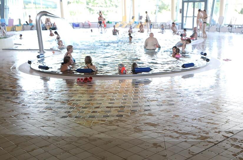 Angenehme Wassertemperaturen gibt es immer noch in den Bädern der Region – hier das Forchheimer Königsbad.Forchheim & Fränkische Schweiz