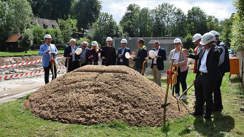 Die Politprominenz wartet vor der Baugrube auf den ersten Spatenstich (v.&nbsp;l.): MdL Stefan Fr&uuml;hbei&szlig;er, Regierungsvizepr&auml;sident Thomas Engel, stellvertretender Forchheimer Landrat Otto Siebenhaar, MdB Silke Launert, die drei B&uuml;rgermeister Ralf Kunzm...Forchheim & Fr&auml;nkische Schweiz