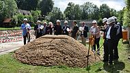 Die Politprominenz wartet vor der Baugrube auf den ersten Spatenstich (v. l.): MdL Stefan Frühbeißer, Regierungsvizepräsident Thomas Engel, stellvertretender Forchheimer Landrat Otto Siebenhaar, MdB Silke Launert, die drei Bürgermeister Ralf Kunzm...Forchheim & Fränkische Schweiz