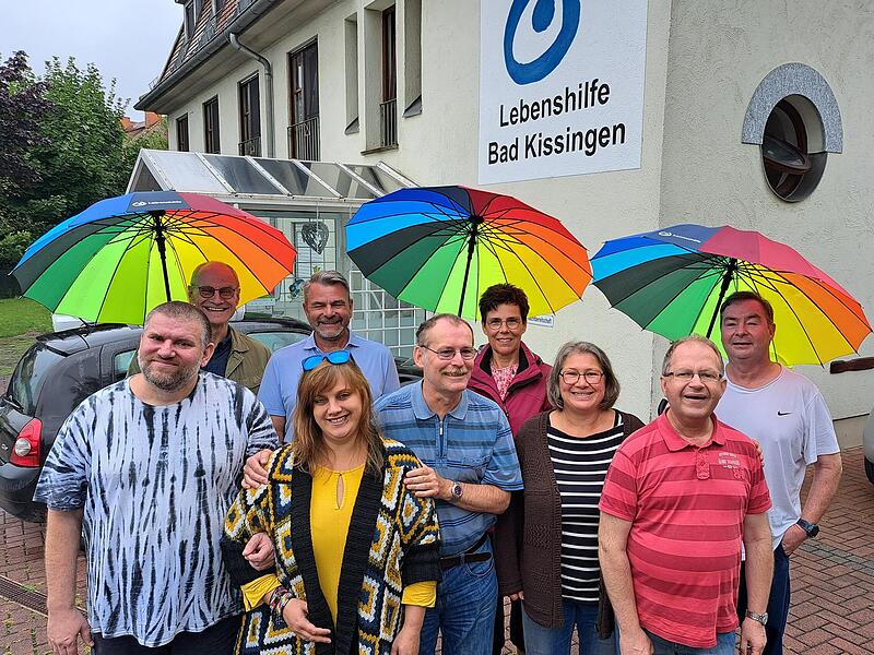 Am Haus Spitzwiese: Heimbeirat Wolfgang Bohlig (von links), Alex iffert, Wohnst&auml;ttenleiter Stefan Busch, Stephanie Bittner vom p&auml;dagogischen Fachdienst, Klaus Schwarz, Aufsichtsratsvorsitzende Monika Fella, Erzieherin Susanne Heringer, Andreas Gab...