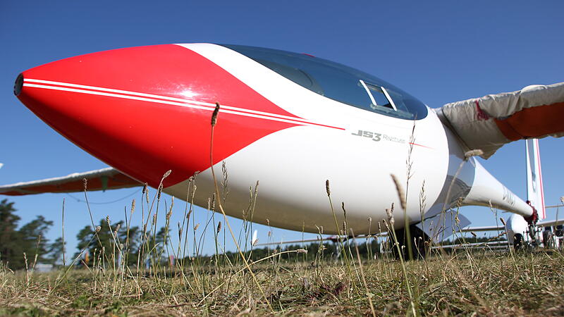 Wie eine futuristische Skulptur: Ein Segelflugzeug aus der Bodenperspektive.