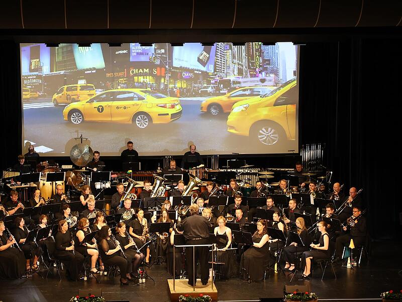 Das Sinfonische Blasorchester Kasendorf hat mit seiner traditionellen &bdquo;Mai Musica&ldquo;, die diesmal unter dem Motto &bdquo;Broadway&ldquo; stand, in der Dr.-Stammberger-Halle ein Konzert pr&auml;sentiert, das ebenso unterhaltsam wie klanggewaltig war.
