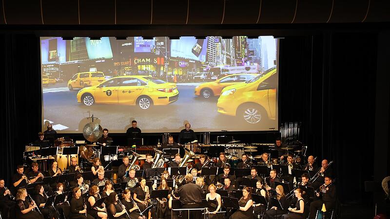 Das Sinfonische Blasorchester Kasendorf hat mit seiner traditionellen &bdquo;Mai Musica&ldquo;, die diesmal unter dem Motto &bdquo;Broadway&ldquo; stand, in der Dr.-Stammberger-Halle ein Konzert pr&auml;sentiert, das ebenso unterhaltsam wie klanggewaltig war.