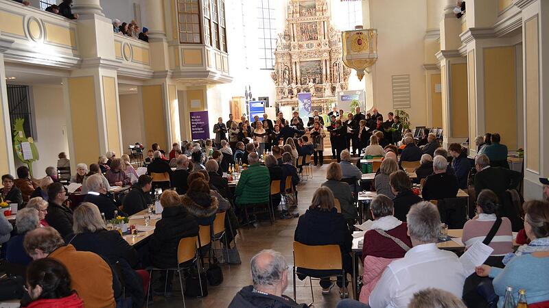 &bdquo;Vesperkirche&ldquo; in der Morizkirche in Coburg: Die Morizkirche ist knackevoll, und es herrscht eine aufgeschlossene, freundliche Atmosph&auml;re.
