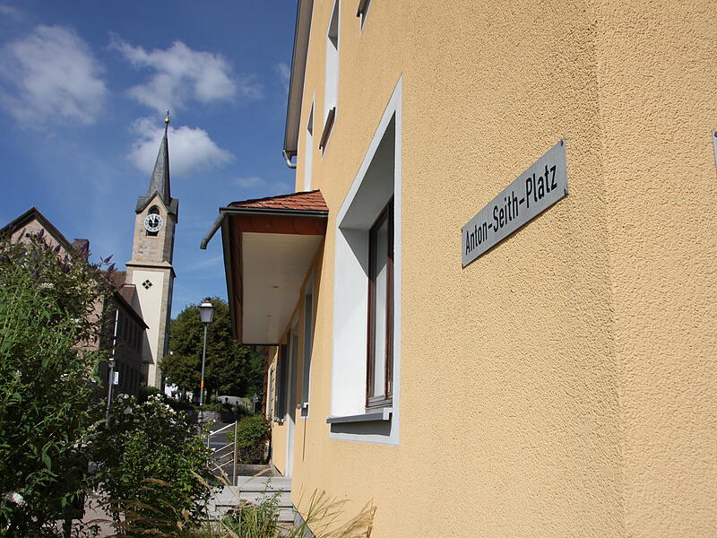 Der Anton-Seith-Platz geht auf den ehemaligen B&uuml;rgermeister Reichenbachs zur&uuml;ck.