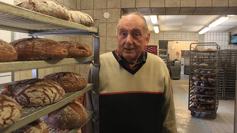 Werner Fumy, 74, backt seit 1960 Br&ouml;tchen in H&ouml;chstadt. Ein Ende  ist  trotz der schwierigen Umst&auml;nde nicht in Sicht.