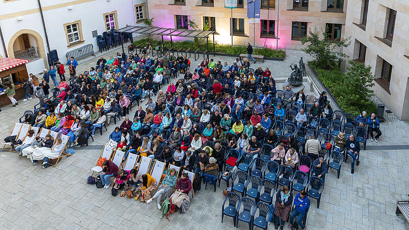 Erste Filmvorführung des Open-Air-Kinos im neuen Schlosshof in HerzogenaurachForchheim & Fränkische Schweiz
