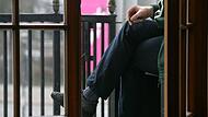 Ein Raucher auf einem Balkon