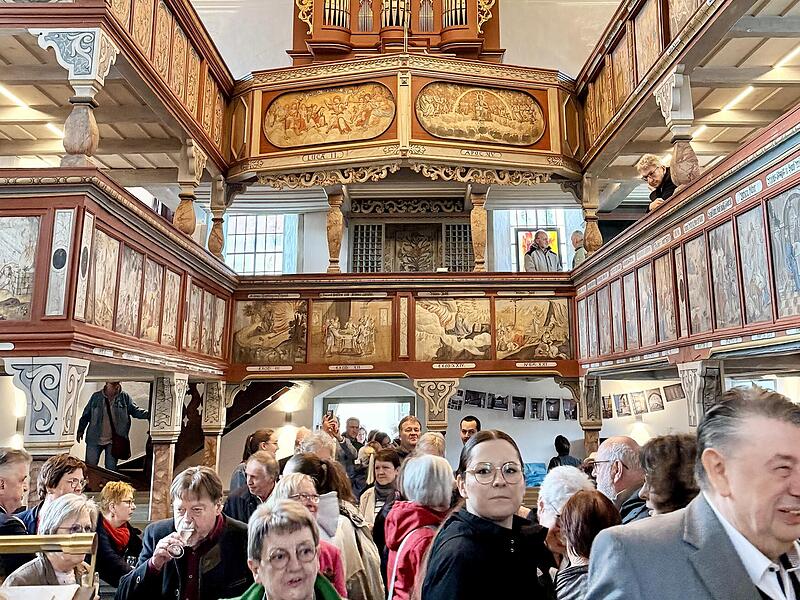 Trockengelegt und in frischen Farben leuchtet die Rugendorfer Pfarrkirche jetzt wieder, wovon sich eine Menge an Besuchern jetzt selbst &uuml;berzeugten..