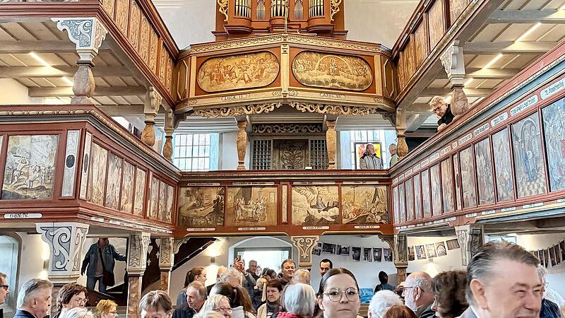 Trockengelegt und in frischen Farben leuchtet die Rugendorfer Pfarrkirche jetzt wieder, wovon sich eine Menge an Besuchern jetzt selbst &uuml;berzeugten..