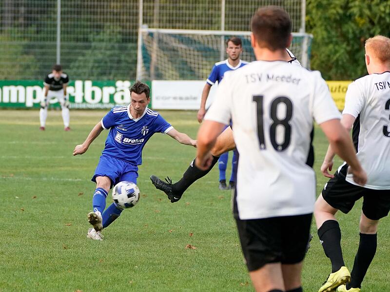 Simon Schwesinger vom SV Ketschendorf (li.) stellen sich die Johannes Bohl (18), Johannes Krumm (3) und ein weiteres Abwehrbein des TSV Meeder bei dessen Abschluss in den Weg. Simon Schwesinger vom SV Ketschendorf (li.) stellen sich die Johannes Bohl (18), Johannes Krumm (3) und ein weiteres Abwehrbein des TSV Meeder bei dessen Abschluss in den Weg.