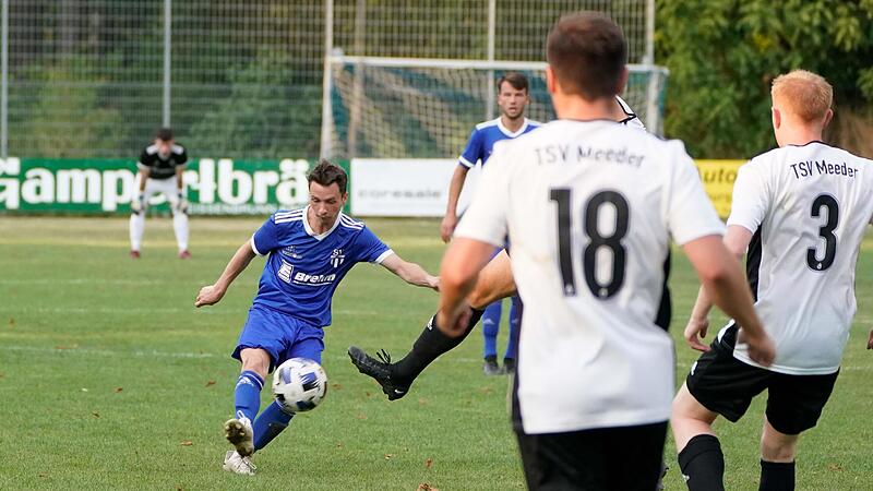 Simon Schwesinger  vom SV Ketschendorf (li.) stellen sich  die  Johannes Bohl (18), Johannes Krumm (3) und ein weiteres Abwehrbein des TSV Meeder bei dessen Abschluss in den Weg.
