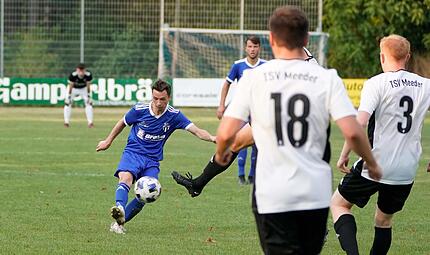 Simon Schwesinger vom SV Ketschendorf (li.) stellen sich die Johannes Bohl (18), Johannes Krumm (3) und ein weiteres Abwehrbein des TSV Meeder bei dessen Abschluss in den Weg. Simon Schwesinger vom SV Ketschendorf (li.) stellen sich die Johannes Bohl (18), Johannes Krumm (3) und ein weiteres Abwehrbein des TSV Meeder bei dessen Abschluss in den Weg.
