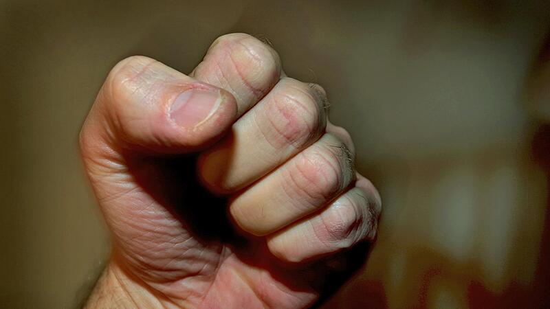 Ein paar Fausthiebe hat der Angeklagte zwar gestanden, ob er allerdings zum Tatzeitpunkt zurechnungsf&auml;hig war, bleibt fraglich. Ein Urteil konnte deswegen nicht gef&auml;llt werden.