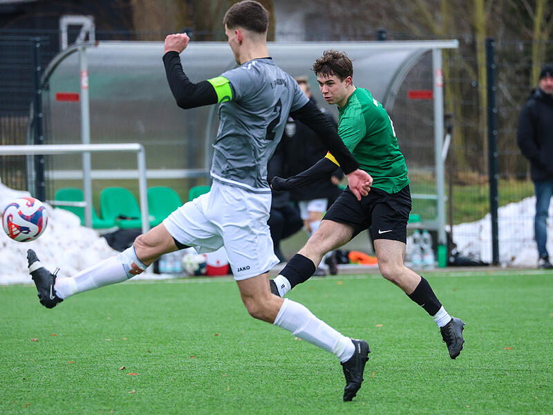 Der Neukenrother Kapit&auml;n Lucas Bauer (gr&uuml;n) versucht es mit einem Fernschuss gegen Timm Ludwig.
