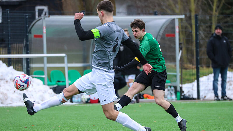 Der Neukenrother Kapit&auml;n Lucas Bauer (gr&uuml;n) versucht es mit einem Fernschuss gegen Timm Ludwig.