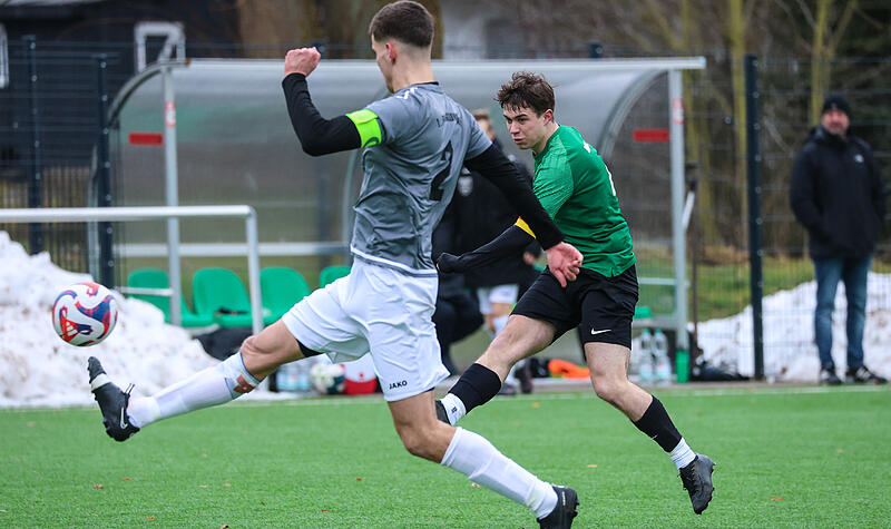 Der Neukenrother Kapit&auml;n Lucas Bauer (gr&uuml;n) versucht es mit einem Fernschuss gegen Timm Ludwig.