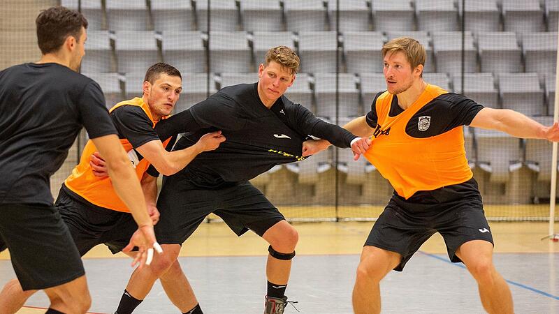 Von Anfang an mit Ball: Der HSC 2000 Coburg ist am Samstag in die Vorbereitung auf die neue Saison gestartet. Neben den obligatorischen Leistungstests durften Fynn Herzig, Merlin Fuß, Viktor Glatthardt und Jan Schäffer (von links) aber auch gleich... Von Anfang an mit Ball: Der HSC 2000 Coburg ist am Samstag in die Vorbereitung auf die neue Saison gestartet. Neben den obligatorischen Leistungstests durften Fynn Herzig, Merlin Fuß, Viktor Glatthardt und Jan Schäffer (von links) aber auch gleich...