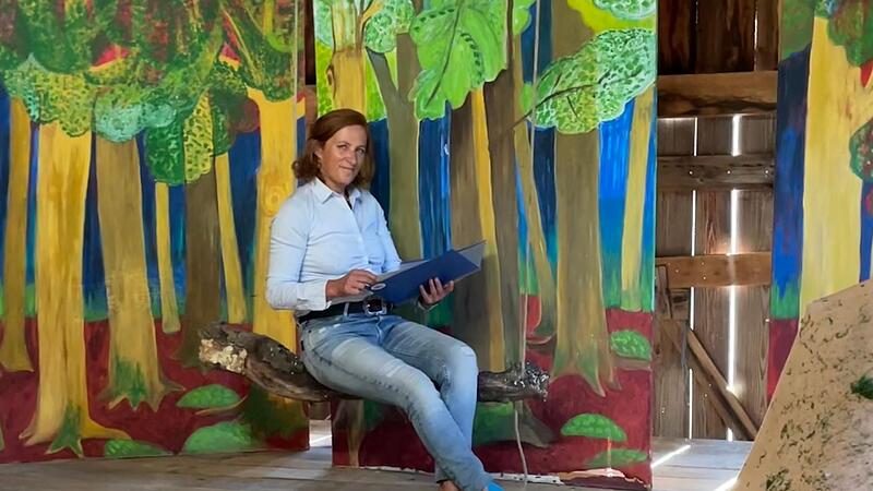 Kathinka Neff hat schon mal auf der Bühne in ihrer Theaterscheune Platz genommen. Die Proben können beginnen.