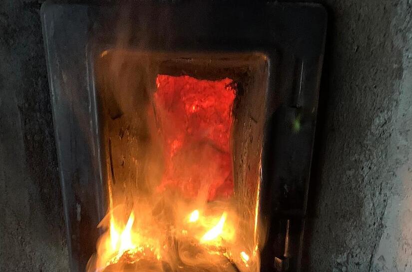 Feuer entsteht, wenn hohe Temperaturen, brennbare Materialien und ausreichend Sauerstoff zusammenkommen – so auch bei einem Kamin- oder Schornsteinbrand. Dabei entzünden Flammen, Funken und hohe Temperaturen unverbrannte Rußrückstände, die sich a... Feuer entsteht, wenn hohe Temperaturen, brennbare Materialien und ausreichend Sauerstoff zusammenkommen – so auch bei einem Kamin- oder Schornsteinbrand. Dabei entzünden Flammen, Funken und hohe Temperaturen unverbrannte Rußrückstände, die sich a...