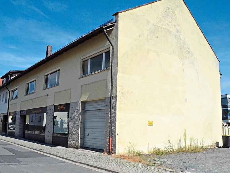 Dieses Gebäude in der Mangstraße mit Ladengeschäften wird zum Mehrparteienhaus umgebaut. Es entstehen neun Wohneinheiten unterschiedlicher Größen. K.- H. Hofmann Dieses Gebäude in der Mangstraße mit Ladengeschäften wird zum Mehrparteienhaus umgebaut. Es entstehen neun Wohneinheiten unterschiedlicher Größen. K.- H. Hofmann