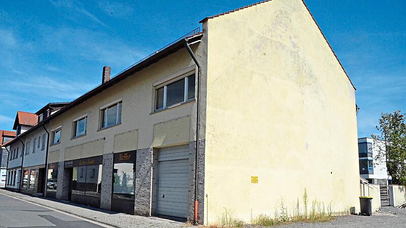 Dieses Geb&auml;ude in der Mangstra&szlig;e mit Ladengesch&auml;ften wird zum Mehrparteienhaus umgebaut. Es entstehen neun Wohneinheiten unterschiedlicher Gr&ouml;&szlig;en. K.- H. Hofmann