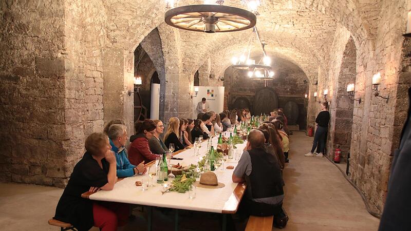 Nach zehn Jahren Pause gab es in diesem Jahr zum ersten Mal wieder einen Dorotheenschoppen für die Abiturienten im Rathauskeller, allerdings nur als interne Veranstaltung. Um den Keller wieder öffentlich nutzen zu können, muss die Stadt unter ande... Nach zehn Jahren Pause gab es in diesem Jahr zum ersten Mal wieder einen Dorotheenschoppen für die Abiturienten im Rathauskeller, allerdings nur als interne Veranstaltung. Um den Keller wieder öffentlich nutzen zu können, muss die Stadt unter ande...