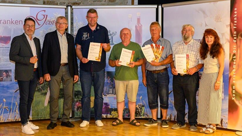 Die Verleihung an Brenner aus dem Landkreis Kitzingen: Mathias Kr&ouml;nert, Hubert Fr&ouml;hlich, Stefan Gropp, Gerhard Kleinschroth, Winfried Glos, Robert Endres, Andrea B&auml;tz (von links).