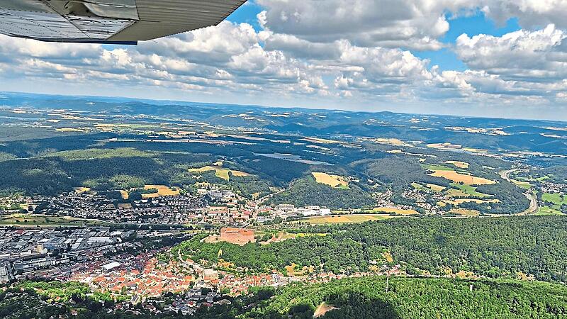 Die Luftbeobachter beim Flug über Kulmbach mit seinem Wahrzeichen Plassenburg.Michael Benz Die Luftbeobachter beim Flug über Kulmbach mit seinem Wahrzeichen Plassenburg.Michael Benz
