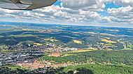 Die Luftbeobachter beim Flug &uuml;ber Kulmbach mit seinem Wahrzeichen Plassenburg.Michael Benz