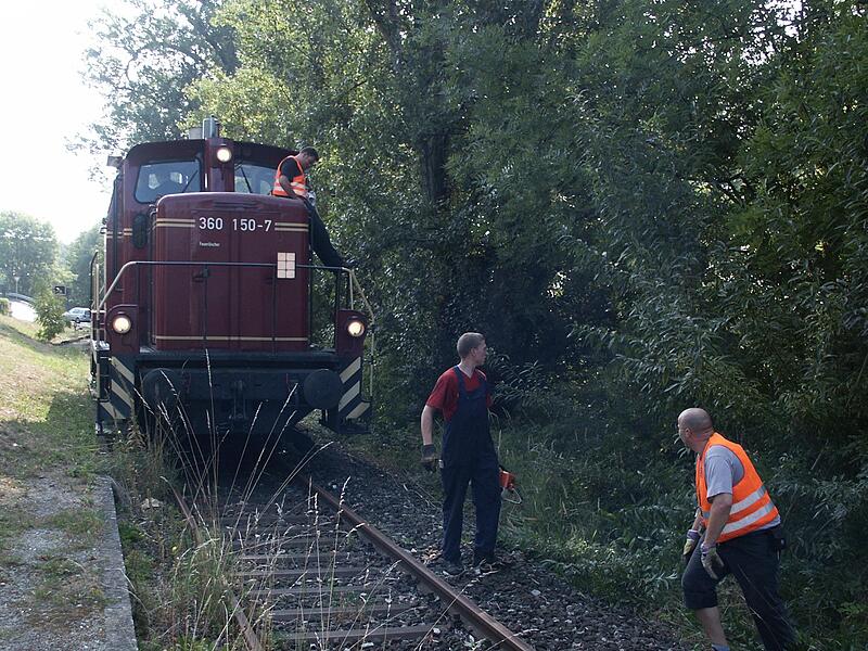 Vor der Fahrt muss die Strecke gereinigt werden, wie hier im Bahnhof Heroldsbach Vor der Fahrt muss die Strecke gereinigt werden, wie hier im Bahnhof Heroldsbach