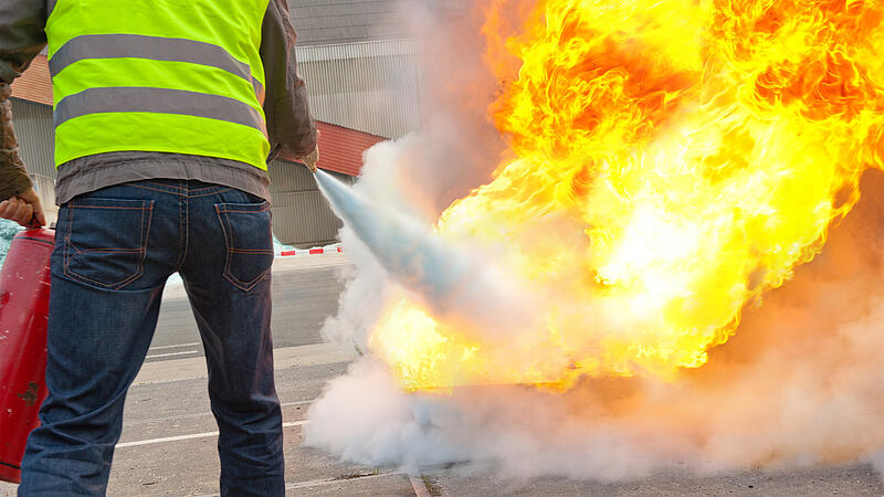 Ein Feuerlöscher kann wertvolle Dienste leisten, wenn es brennt. Doch dazu muss er gut gewartet und griffbereit sein.