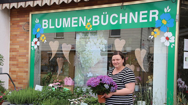 Stefanie Benende vor ihrer G&auml;rtnerei "Blumen B&uuml;chner"